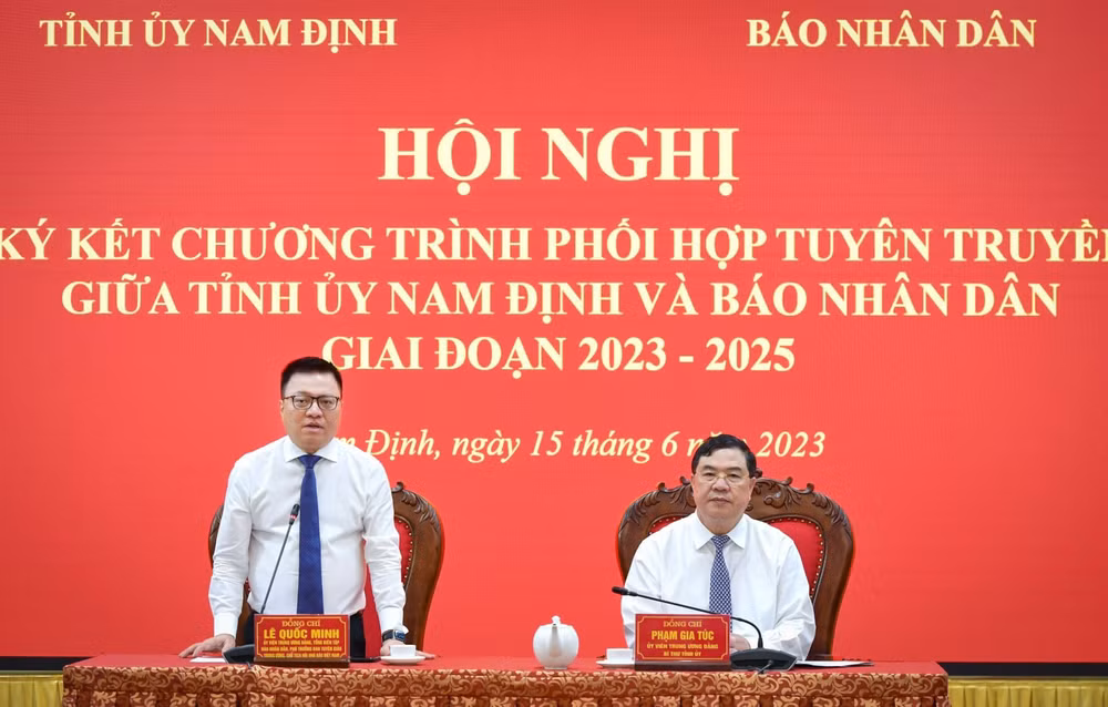 Đồng chí Lê Quốc Minh, Tổng Biên tập Báo Nhân Dân phát biểu ý kiến tại hội nghị.