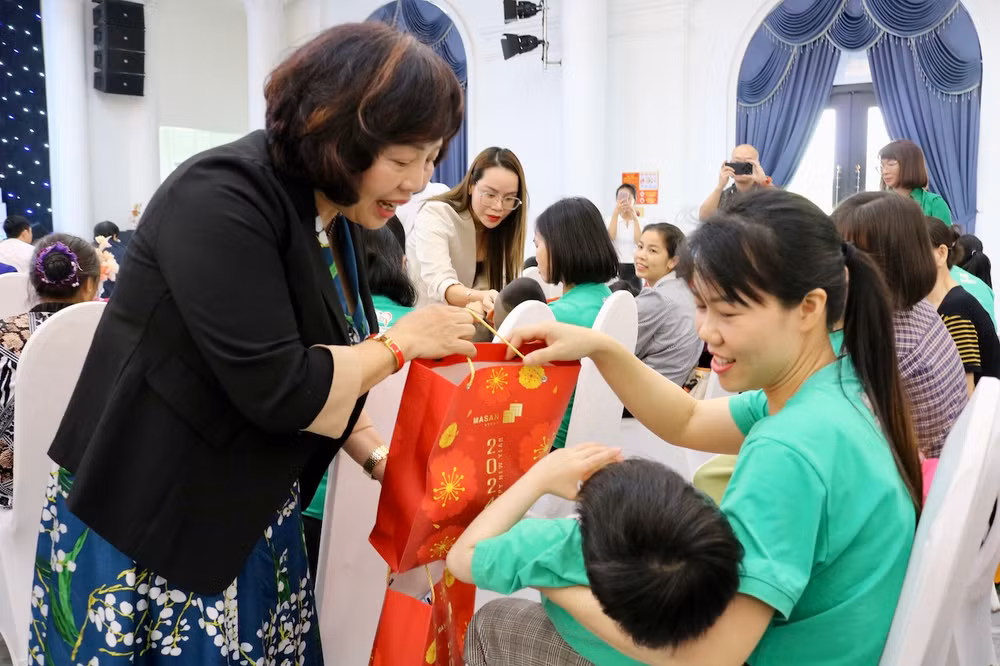 Bà Lê Thị Thiết, Chủ tịch Hiệp hội Văn hóa ẩm thực Nam Định trao quà cho các gia đình trẻ bại não.