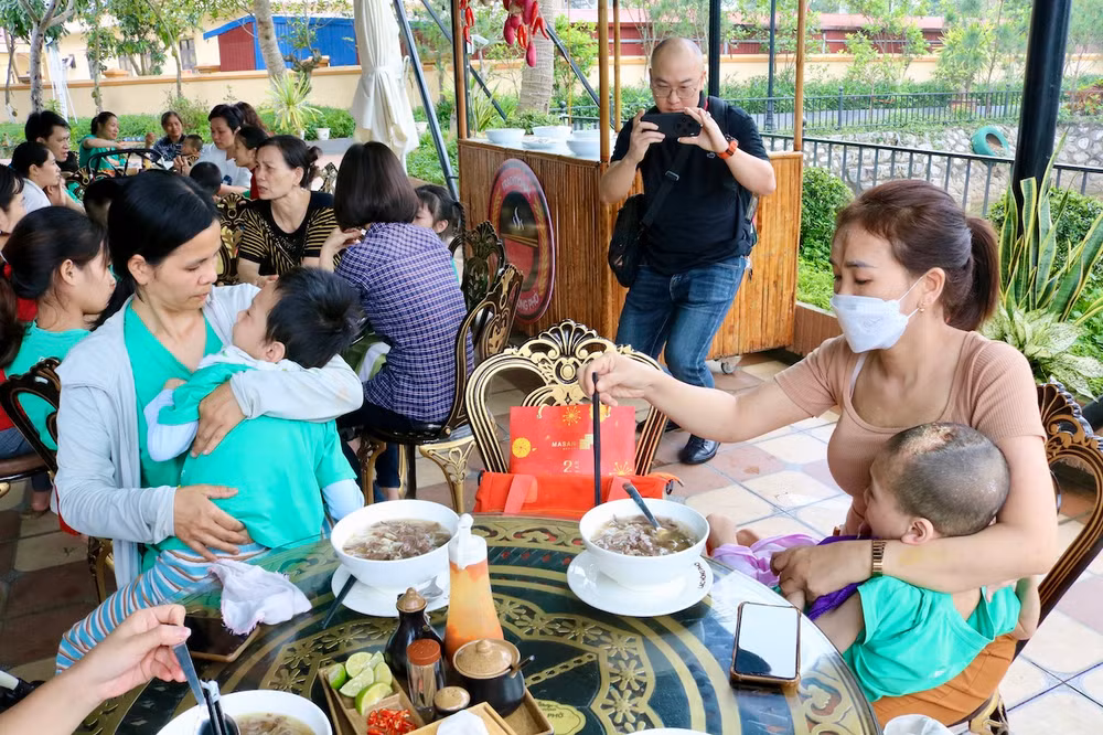 Gia đình trẻ bại não được thưởng thức những bát phở thơm ngon từ bàn tay chế biến của các nghệ nhân tham gia Festival Phở 2024.