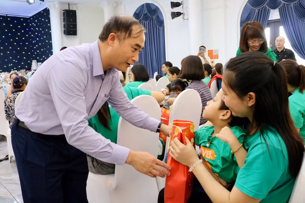 Lãnh đạo Sở Văn hóa, Thể thao và Du lịch tỉnh Nam Định trao quà cho các gia đình trẻ bại não.