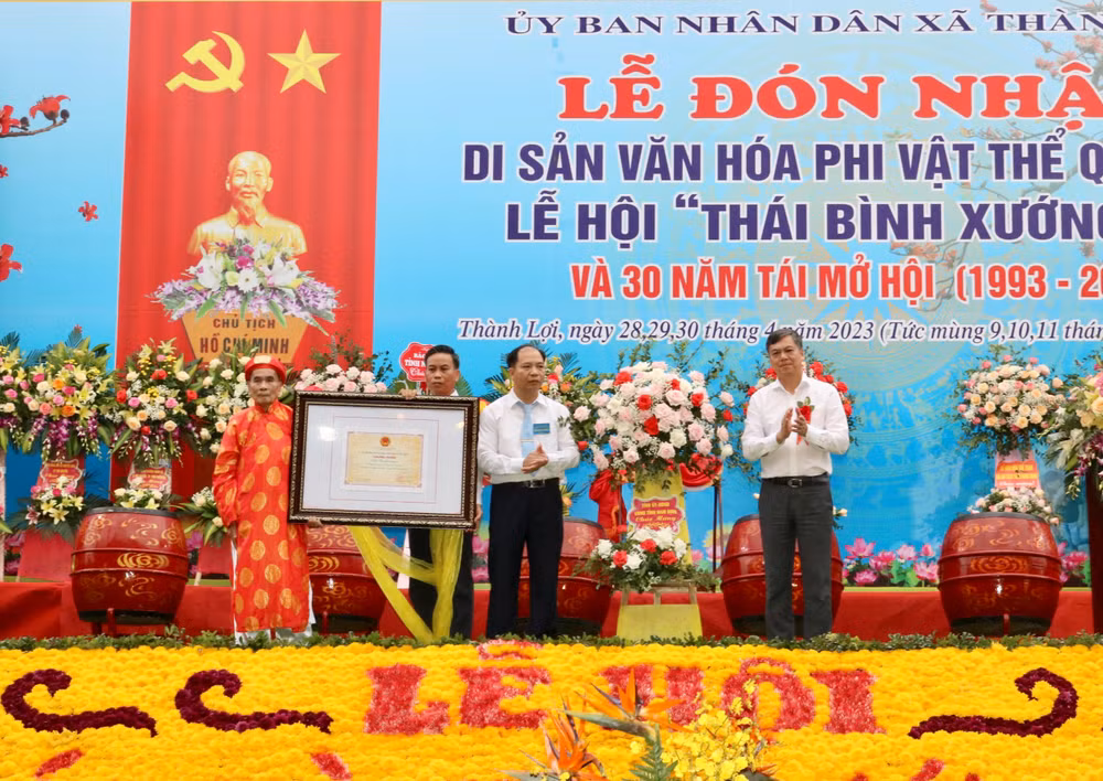 Lãnh đạo tỉnh Nam Định trao Chứng nhận Di sản văn hóa phi vật thể quốc gia đối với Lễ hội "Thái bình xướng ca" cho đại diện chính quyền và nhân dân xã Thành Lợi, huyện Vụ Bản.