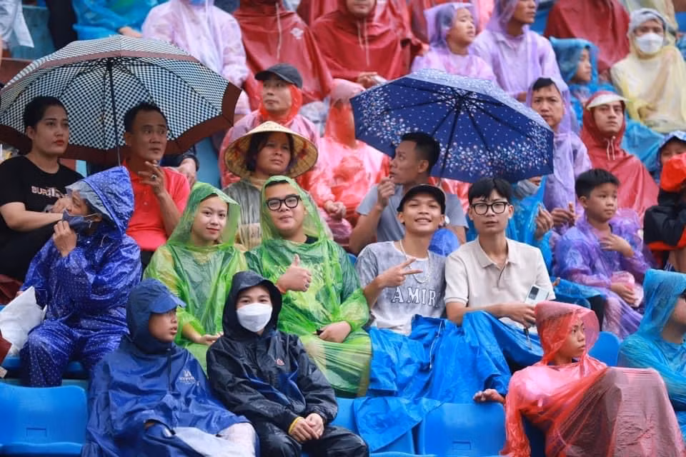 Các cổ động viên Nam Định đội mưa đến sân để "tiếp lửa" cho đội nhà.