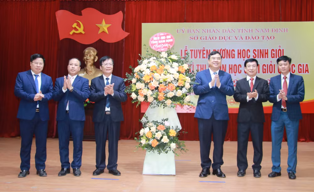 Các đồng chí lãnh đạo tỉnh tặng hoa chúc mừng Ban Giám đốc Sở Giáo dục và Đào tạo tỉnh Nam Định.