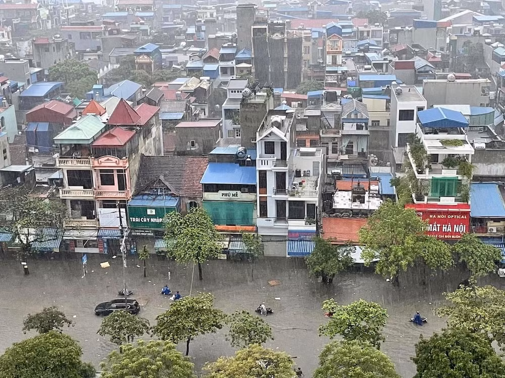 Một khu dân cư đường "thành sông" trong mưa lớn.