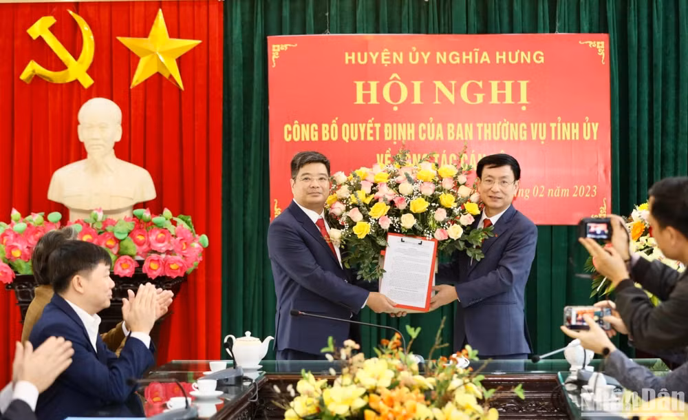 Đồng chí Phạm Đình Nghị, Chủ tịch Ủy ban nhân dân tỉnh Nam Định (bên phải) trao Quyết định điều động, bổ nhiệm đồng chí Hoàng Trọng Nghĩa làm Phó Bí thư Huyện ủy Nghĩa Hưng, giới thiệu bầu giữ chức Chủ tịch Ủy ban nhân dân huyện nhiệm kỳ 2021-2026.