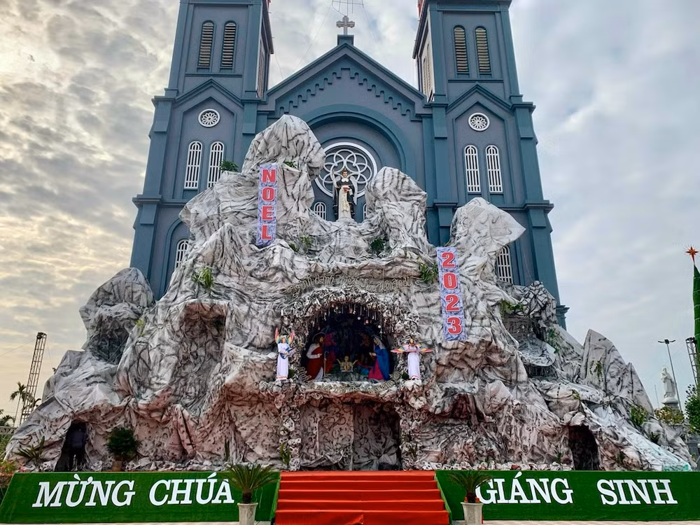 Hang đá khổng lồ được trang trí rất kỳ công tại nhà thờ Giáo xứ Xuân Dục, xã Xuân Ninh, huyện Xuân Trường (Nam Định).