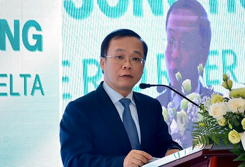 Đồng chí Bùi Trung Nghĩa, Phó Chủ tịch Liên đoàn Thương mại và Công nghiệp Việt Nam (VCCI) phát biểu ý kiến tại diễn đàn.