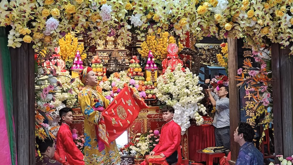 Thực hiện nghi lễ hầu đồng tại Phủ Tiên Hương thuộc Khu di tích Phủ Dầy (huyện Vụ Bản, Nam Định).