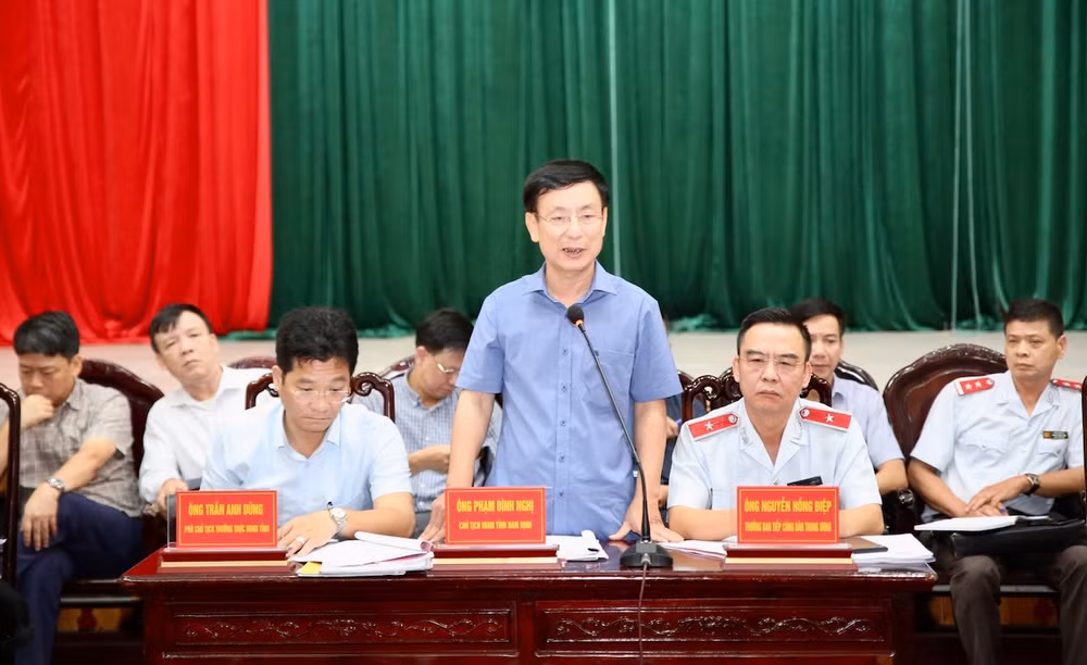 Chủ tịch Ủy ban nhân dân tỉnh Nam Định Phạm Đình Nghị chủ trì buổi đối thoại với hàng trăm người dân khu vực Cồn Xanh.