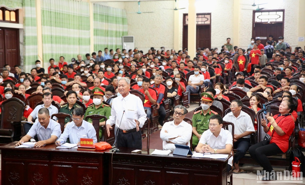 Đại diện các hộ dân có diện tích đất thuê nuôi trồng thủy sản bị thu hồi ở khu vực Cồn Xanh trình bày kiến nghị tại buổi đối thoại.