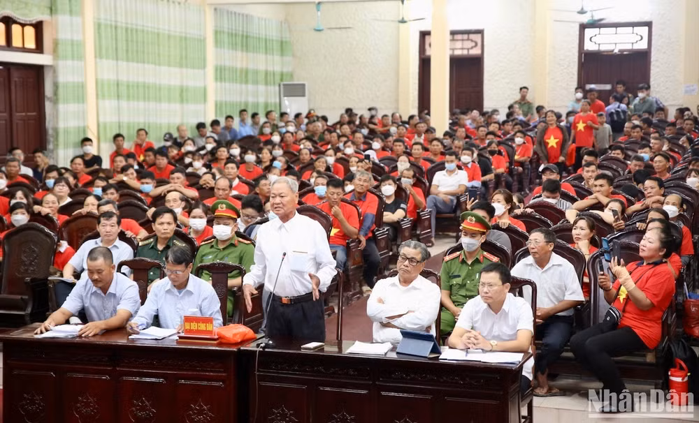 Đại diện các hộ dân có diện tích đất thuê nuôi trồng thủy sản bị thu hồi ở khu vực Cồn Xanh trình bày kiến nghị tại buổi đối thoại.