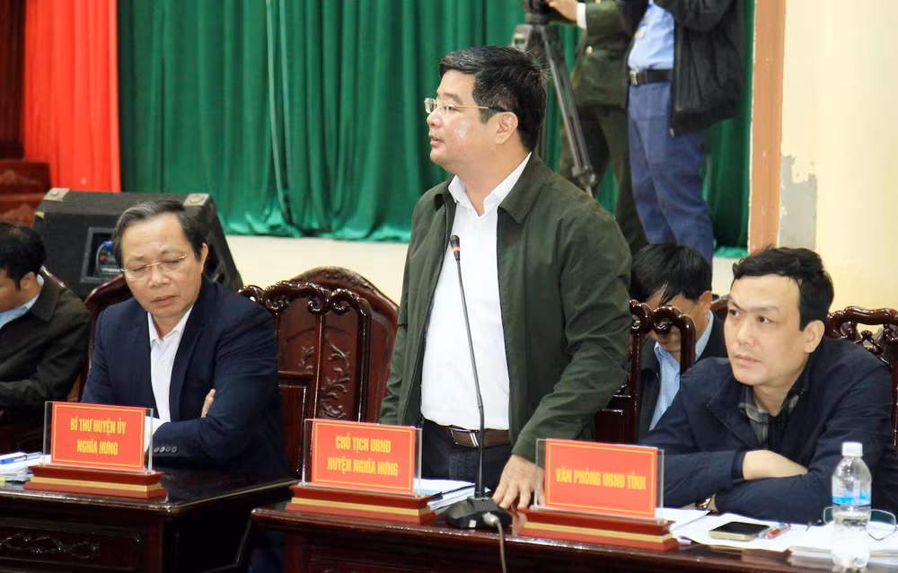 Chủ tịch Ủy ban nhân dân huyện Nghĩa Hưng Hoàng Trọng Nghĩa giải đáp một số kiến nghị của người dân.