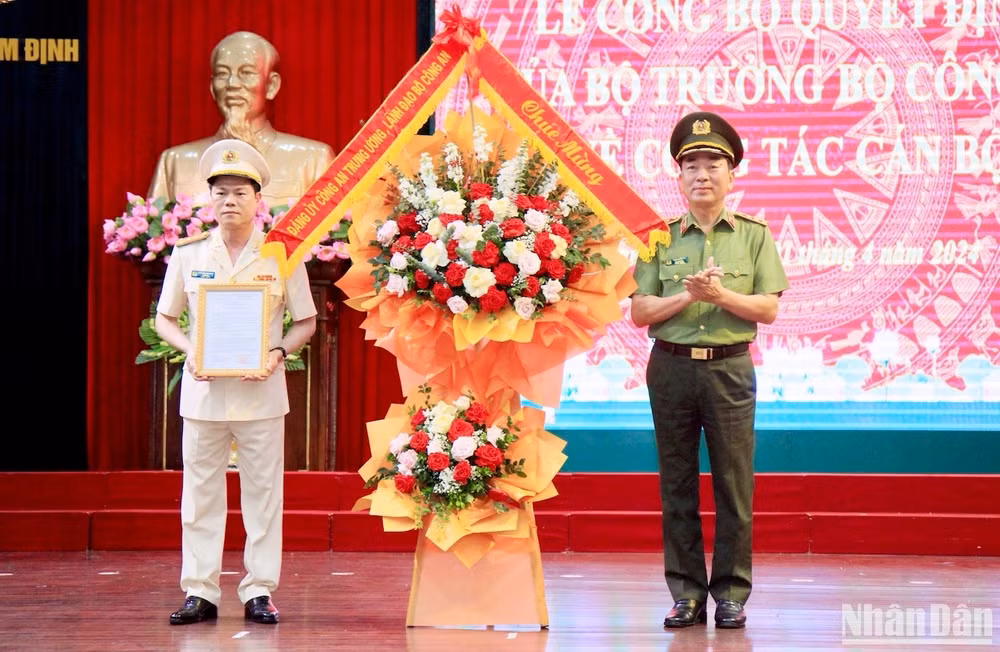 Thượng tướng Trần Quốc Tỏ, Thứ trưởng Công an tặng hoa chúc mừng Đại tá Nguyễn Hữu Mạnh, tân Giám đốc Công an tỉnh Nam Định.