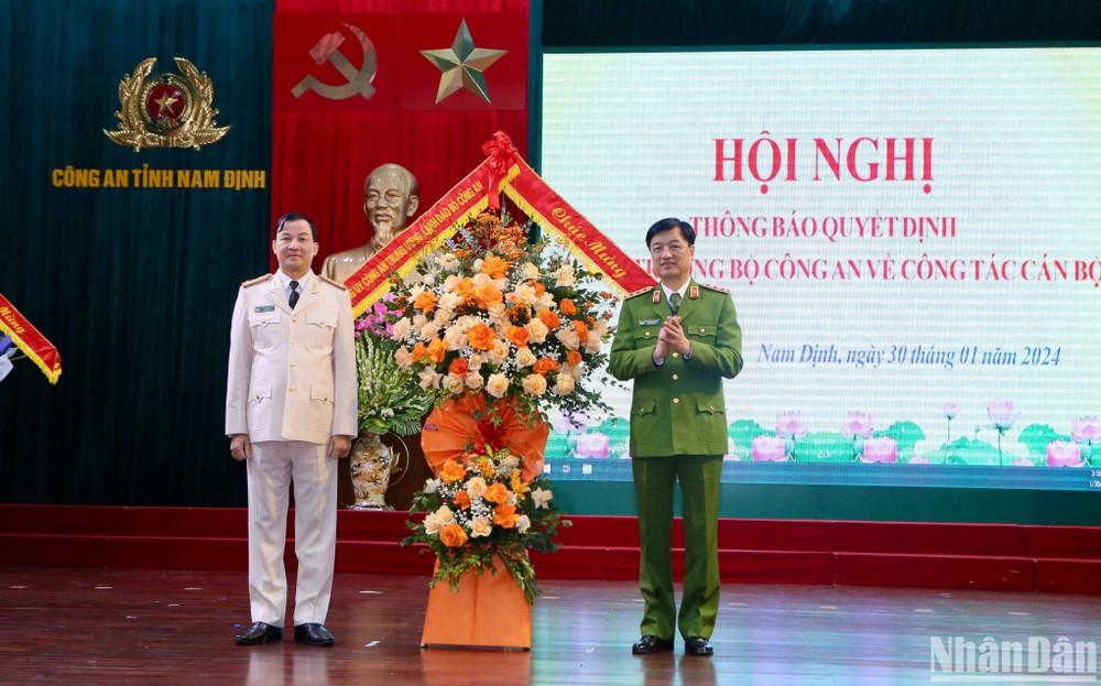 Thượng tướng Nguyễn Duy Ngọc, Thứ trưởng Công an tặng hoa chúc mừng Đại tá Trần Minh Tiến nhận nhiệm vụ mới.