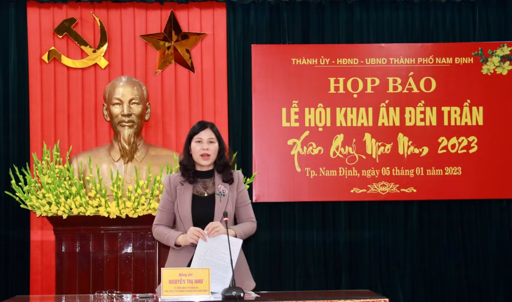 Đồng chí Nguyễn Thị Như, Phó Chủ tịch Thường trực ủy ban nhân dân thành phố Nam Định, Trưởng Ban Tổ chức Lễ hội khai ấn Đền Trần thông tin với báo chí. Đồng chí Nguyễn Thị Như, Phó Chủ tịch Thường trực ủy ban nhân dân thành phố Nam Định, Trưởng Ban Tổ chức Lễ hội khai ấn Đền Trần thông tin với báo chí.