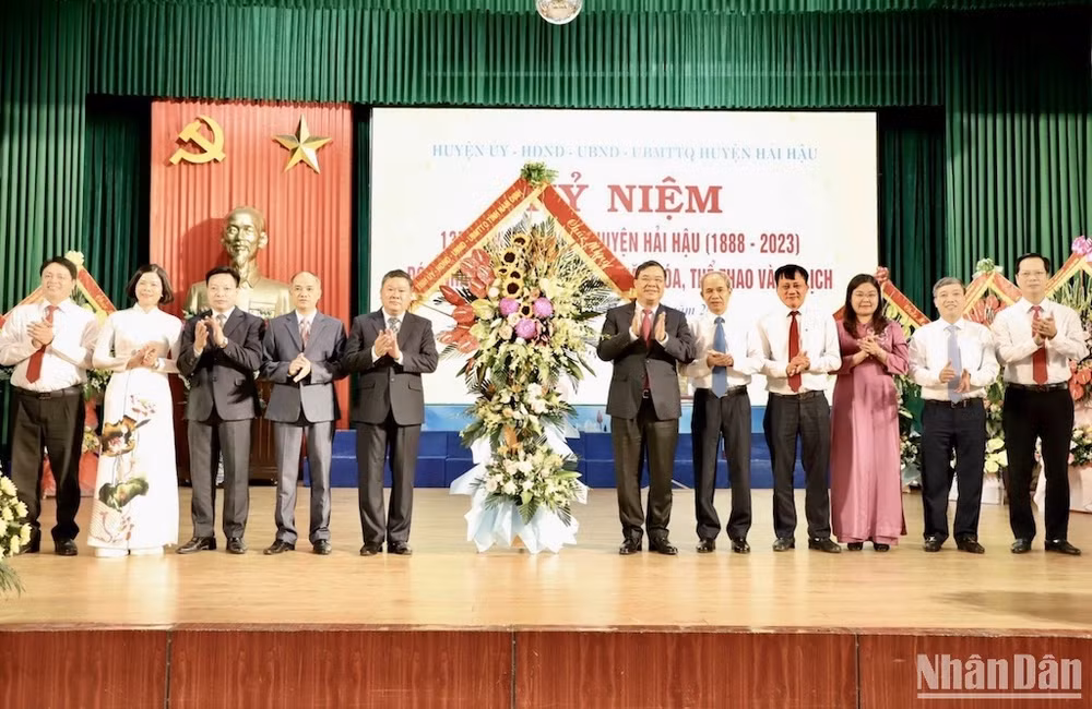 Đồng chí Phạm Gia Túc, Bí thư Tỉnh ủy Nam Định và các đồng chí lãnh đạo tỉnh tặng lẵng hoa tươi thắm chúc mừng Đảng bộ và nhân dân huyện Hải Hậu nhân kỷ niệm 135 năm thành lập huyện.