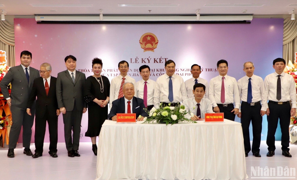 Đại diện Công ty cổ phần Xây dựng hạ tầng Đại Phong ký kết thỏa thuận phát triển dự án với đại diện Tập đoàn JiaWei (Đài Loan, Trung Quốc).