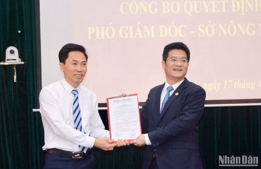 Đồng chí Trần Anh Dũng, Phó Chủ tịch Thường trực Ủy ban nhân dân tỉnh Nam Định trao Quyết định bổ nhiệm đồng chí Nguyễn Văn Hữu giữ chức vụ Phó Giám đốc Sở Nông nghiệp và Phát triển nông thôn.
