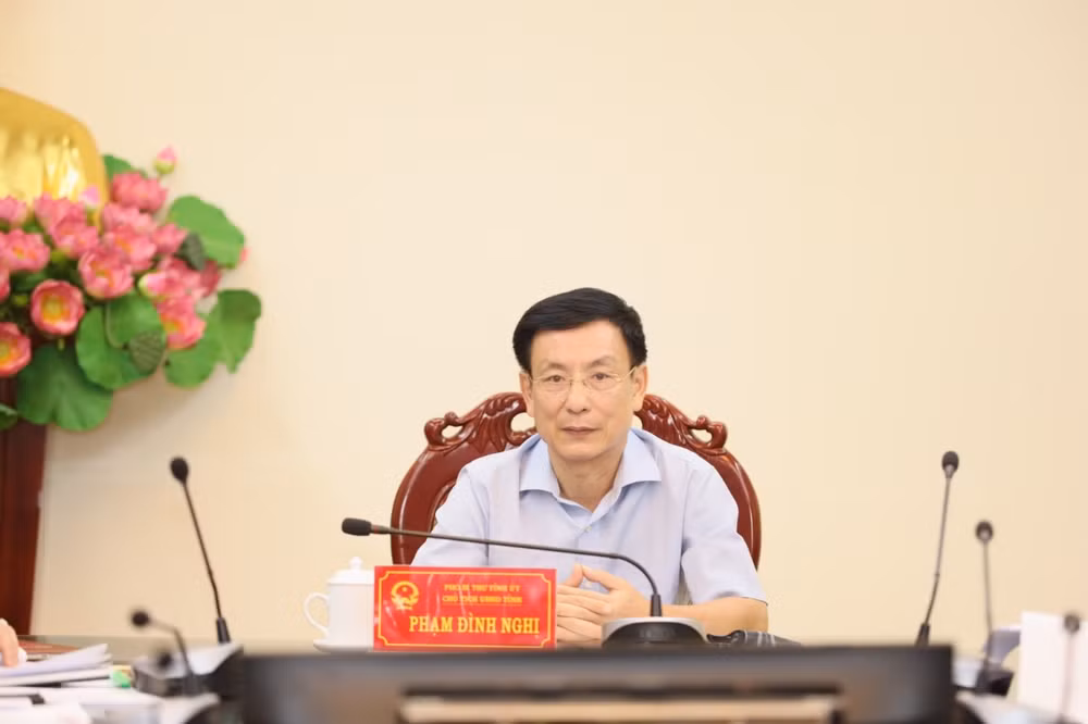 Chủ tịch Ủy ban nhân dân tỉnh Nam Định Phạm Đình Nghị yêu cầu các sở, ngành, địa phương tập trung ứng phó bão, bảo đảm an toàn tính mạng và tài sản của nhân dân.