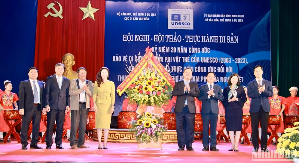 Các đồng chí lãnh đạo tỉnh Nam Định tặng hoa chúc mừng hội nghị kỷ niệm 20 năm Công ước Bảo vệ di sản văn hóa phi vật thể của UNESCO (2003-2023).