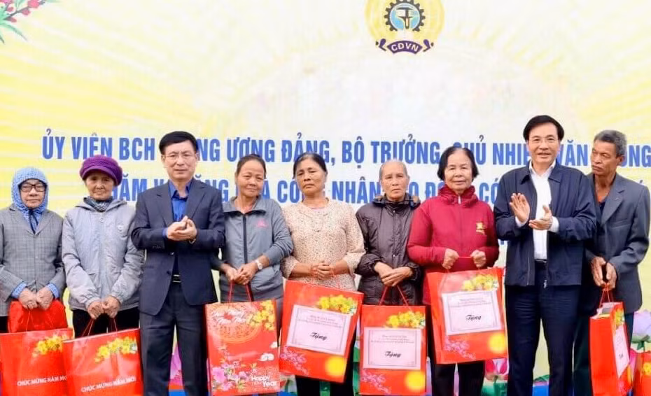 Đồng chí Trần Văn Sơn và lãnh đạo tỉnh Nam Định tặng quà cho các hộ nghèo trên địa bàn huyện Hải Hậu.