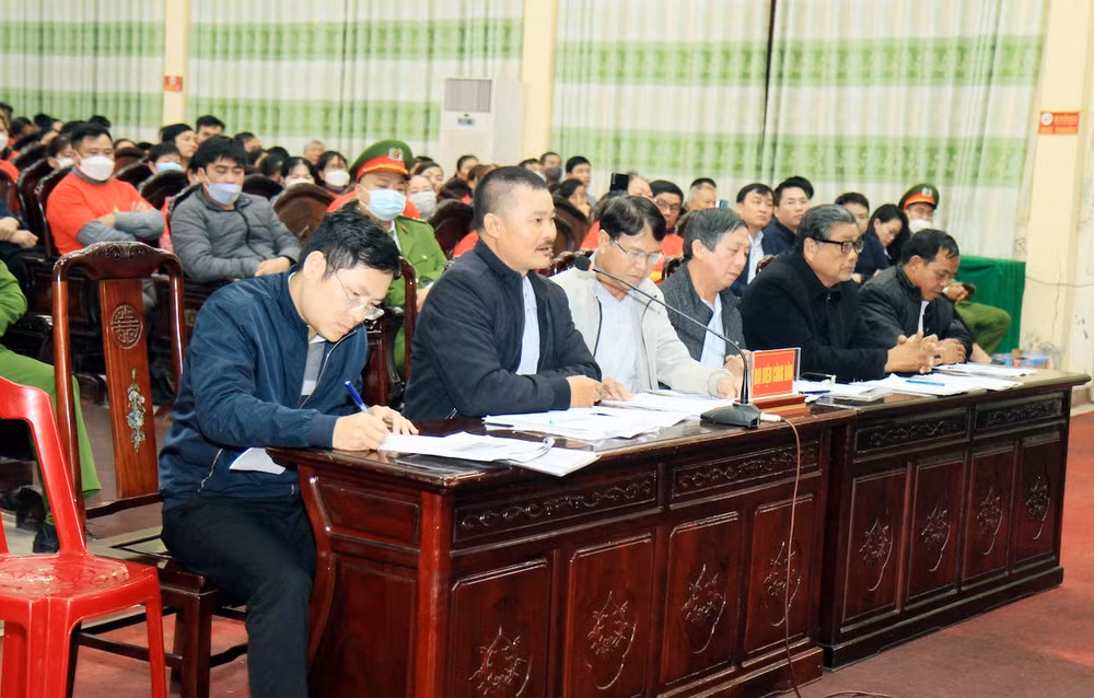 Đại diện các hộ dân Cồn Xanh và luật sư nêu kiến nghị với lãnh đạo tỉnh Nam Định tại buổi đối thoại.