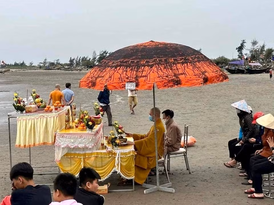 Làm lễ xin chôn cất xác cá voi, cầu mong ngư dân ra khơi bình an, thuận lợi.