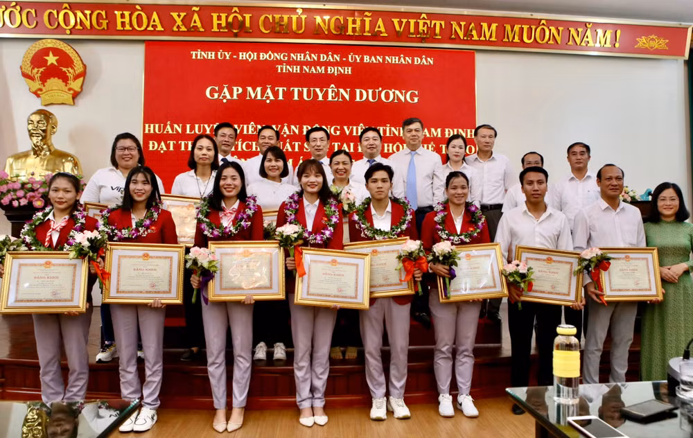 Lãnh đạo tỉnh, lãnh đạo ngành văn hóa, thể thao và du lịch tỉnh Nam Định khen thưởng các vận động viên, huấn luyện viên xuất sắc tại SEA Games 32.