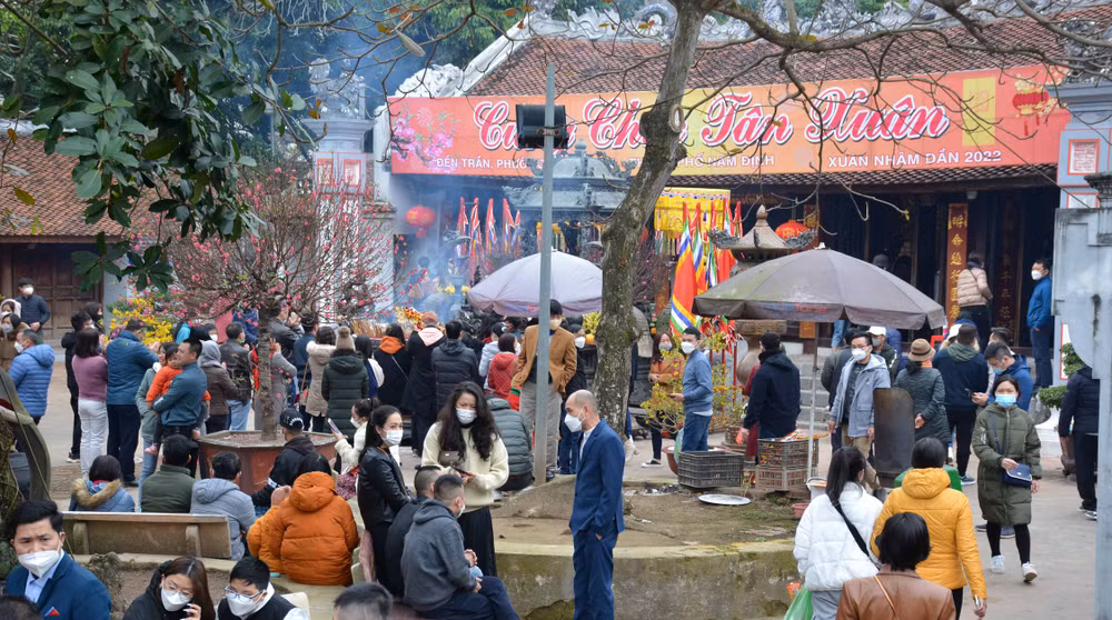 Lễ khai ấn Đền Trần được tổ chức trở lại lần đầu tiên sau 3 năm gián đoạn vì dịch Covid-19. Lễ khai ấn Đền Trần được tổ chức trở lại lần đầu tiên sau 3 năm gián đoạn vì dịch Covid-19.