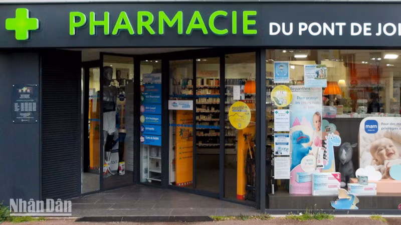 Dữ liệu lâm sàng hiện tại không cho thấy biến thể NB.1.8.1 gây ra bệnh nặng hơn các biến thể khác và WHO đánh giá rủi ro toàn cầu ở mức thấp. (Ảnh: MINH DUY)