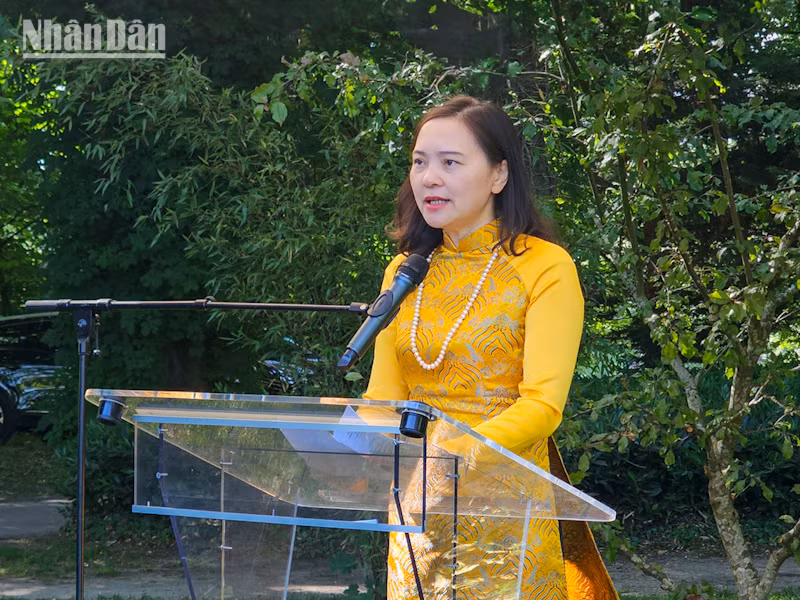 Đại sứ Nguyễn Thị Vân Anh cảm ơn nhân dân thành phố Montreuil đã dày công gìn giữ Không gian Chủ tịch Hồ Chí Minh và tượng Chủ tịch Hồ Chí Minh như một di sản văn hoá của địa phương. (Ảnh: MINH DUY)