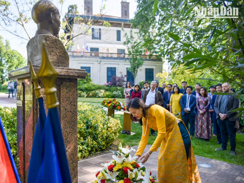 Đại sứ Nguyễn Thị Vân Anh dâng hoa trước tượng Chủ tịch Hồ Chí Minh tại công viên Montreau. (Ảnh: MINH DUY)
