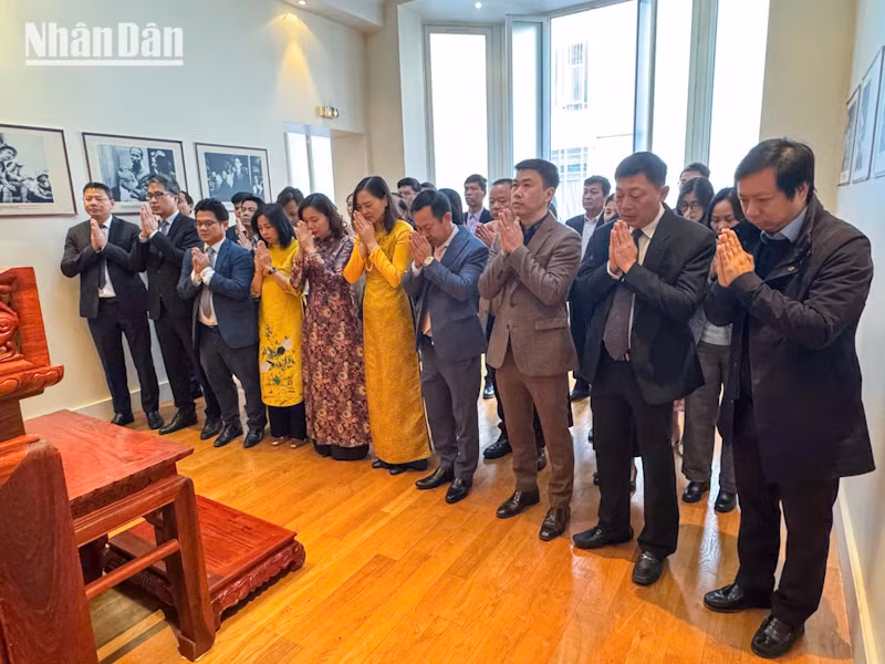 Cán bộ các cơ quan đại diện Việt Nam tại Pháp dâng hương tưởng nhớ Chủ tịch Hồ Chí Minh. (Ảnh: KHẢI HOÀN)