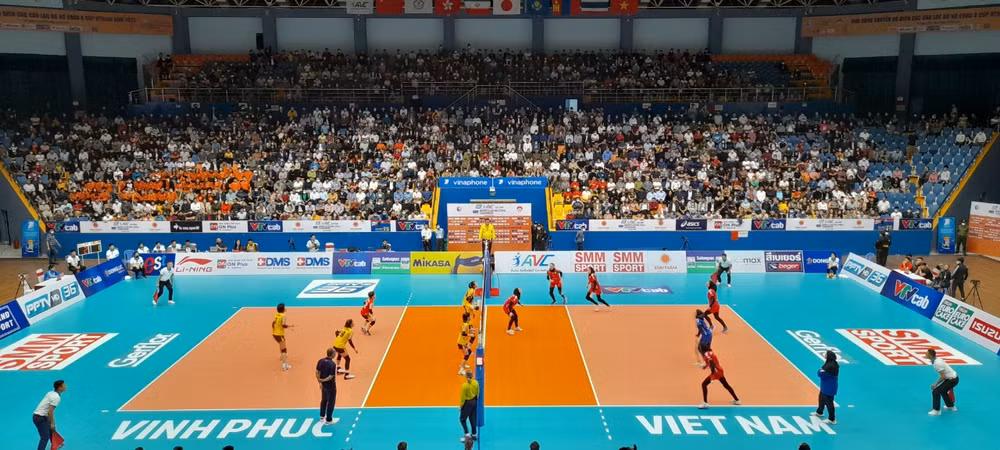 Một pha bóng trong trận Việt Nam - Iran.