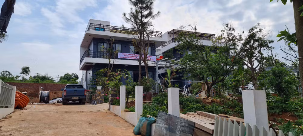 Một công trình xây dựng kiên cố trên khu đất vi phạm tại phường Liên Bảo.