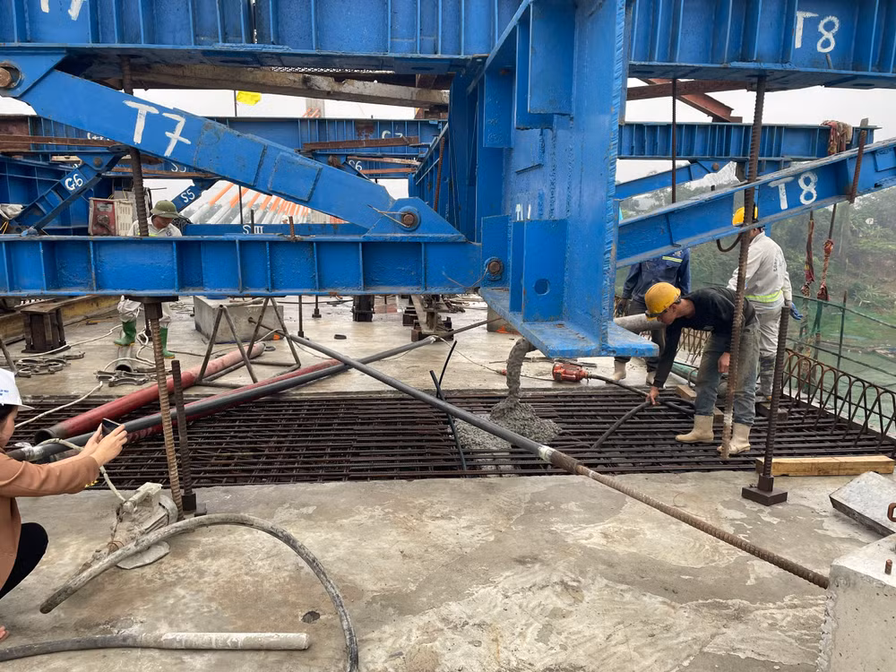 Đội ngũ kỹ sư và công nhân làm 3 ca để công trình hoàn thành trước tiến độ.