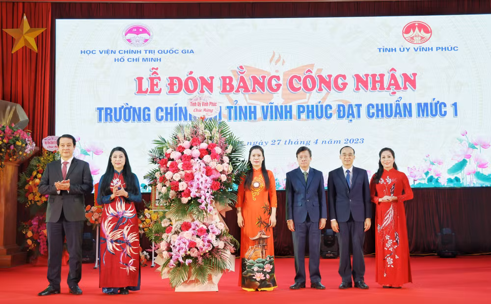 Thường trực Tỉnh ủy Vĩnh Phúc tặng hoa chúc mừng Trường Chính trị tỉnh.