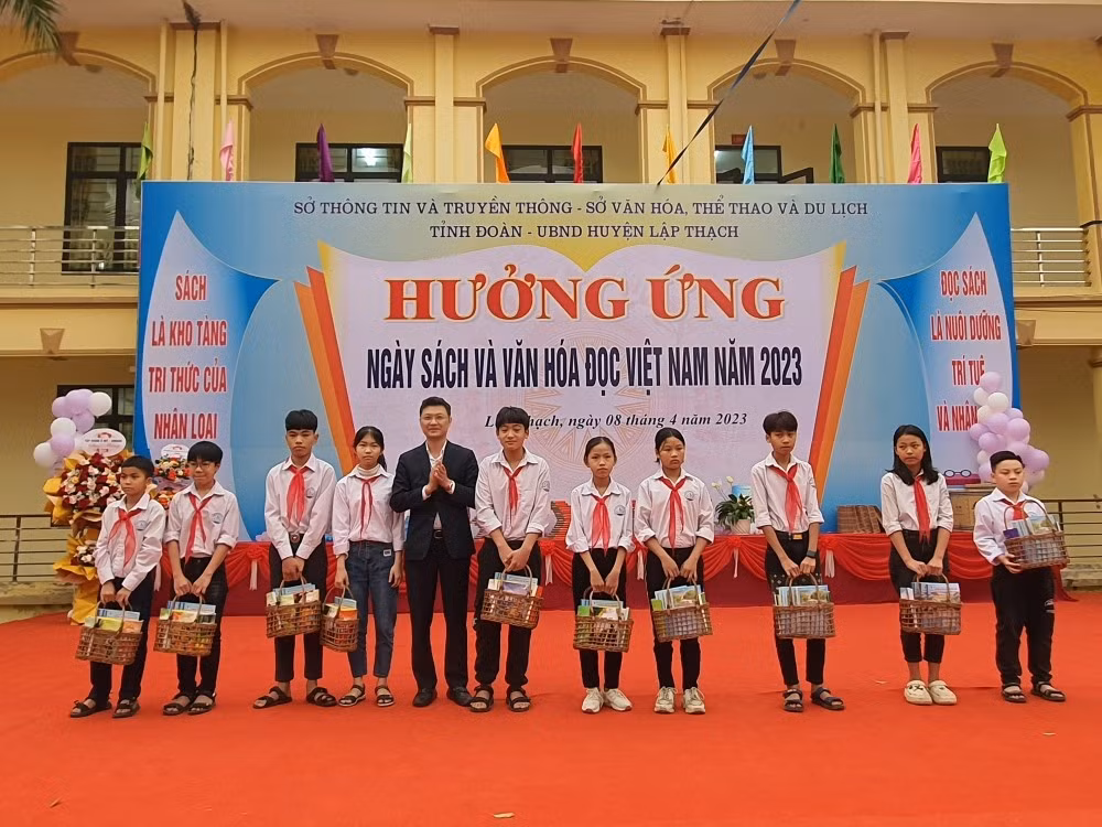 Tặng quà cho học sinh nghèo vượt khó.
