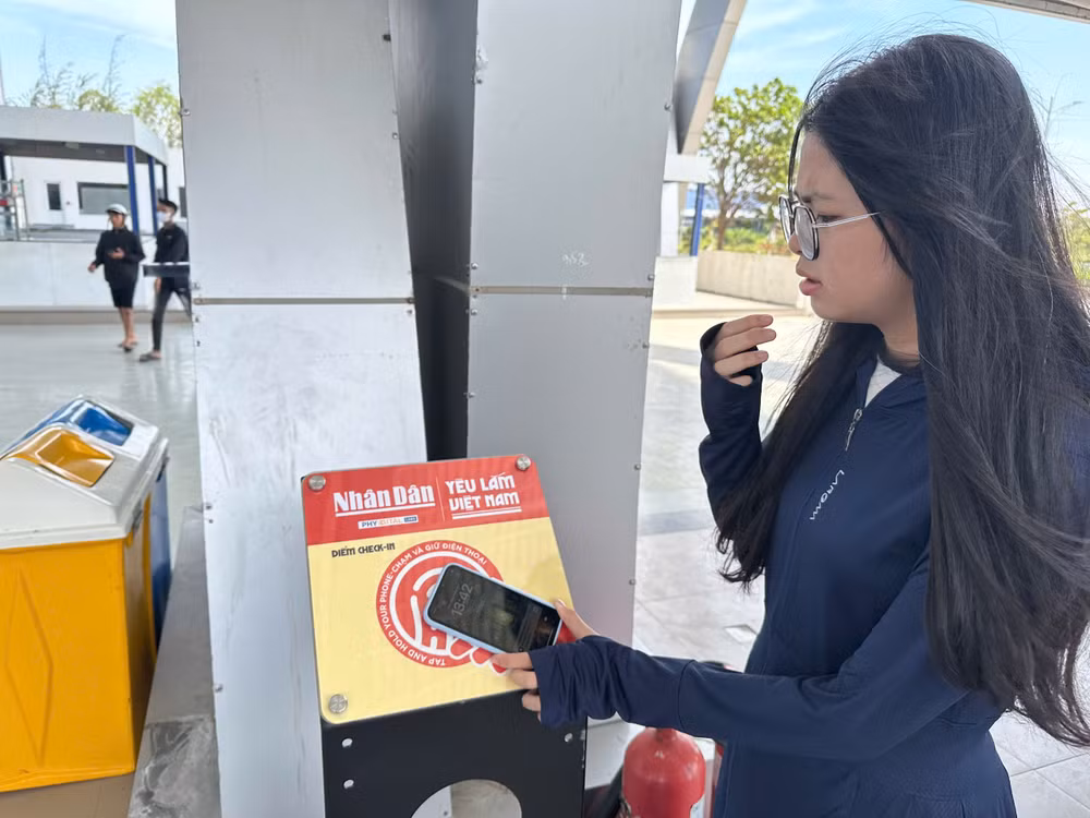 Chỉ cần đặt điện thoại thông minh lên thiết bị là du khách đã kết nối thông tin hữu ích.