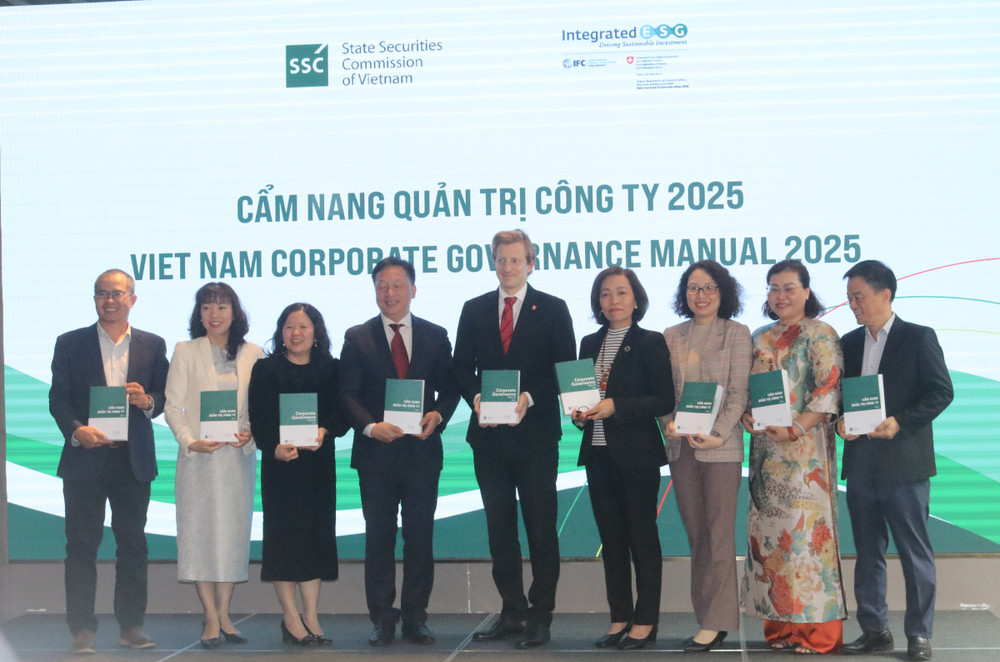 Lễ ra mắt Cẩm nang Quản trị công ty 2025 tại Hà Nội. Ảnh: Văn Giáp