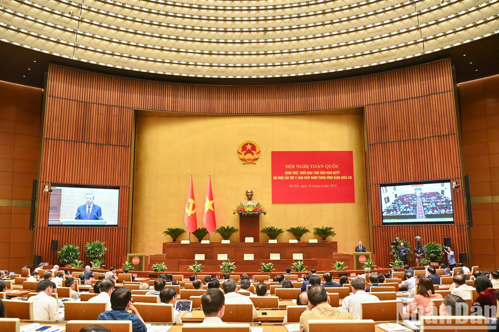 Tổng Bí thư Tô Lâm phát biểu chỉ đạo tại Hội nghị toàn quốc quán triệt Nghị quyết Hội nghị Trung ương 11 khóa XIII ngày 16/4. Ảnh: DUY LINH
