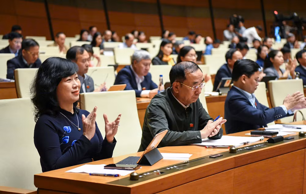 Luật mới được Quốc hội thông qua quy định mức hưởng bảo hiểm y tế trên cơ sở xóa bỏ “địa giới hành chính” trong khám chữa bệnh. Quy định này có hiệu lực thi hành từ 1/1/2025.