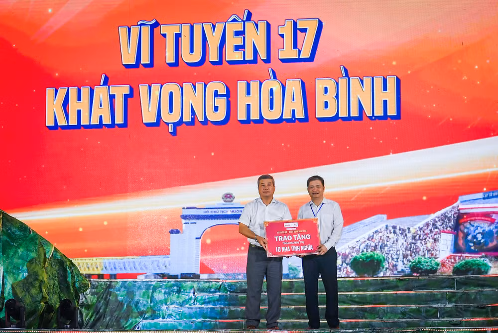 Ông Đỗ Chí Thanh, Phó Tổng giám đốc Tập đoàn Dầu khí Việt Nam lên trao phần quà trị giá 500 triệu đồng cho các gia đình có công với cách mạng tại huyện Vĩnh Linh, Quảng Trị.