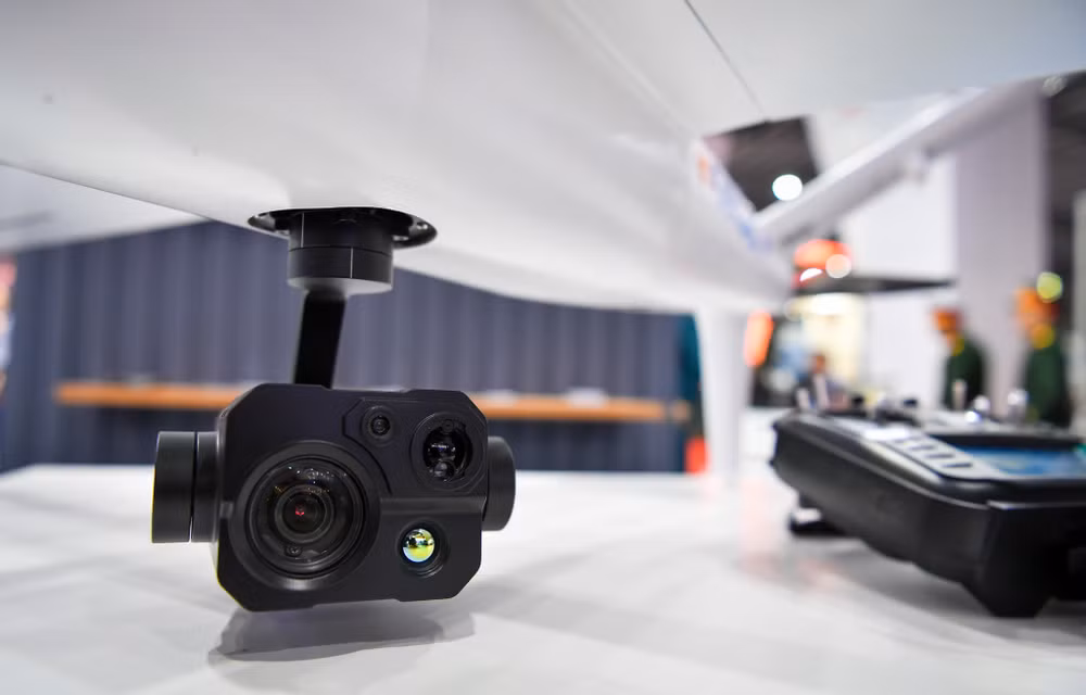 Cụm camera nhiệt ngày đêm của HORUS P02 có chất lượng lên tới 4K, khả năng zoom xa; đặc biệt phù hợp với các nhiệm vụ giám sát, trinh sát và tìm kiếm cứu nạn.