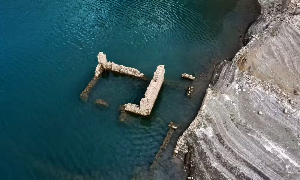 Một phần công trình cũ của làng Kallio lộ ra khi mực nước tại hồ chứa Mormos bị hạ thấp trong mùa hè 2024. (Ảnh: EPA/The Guardian) 