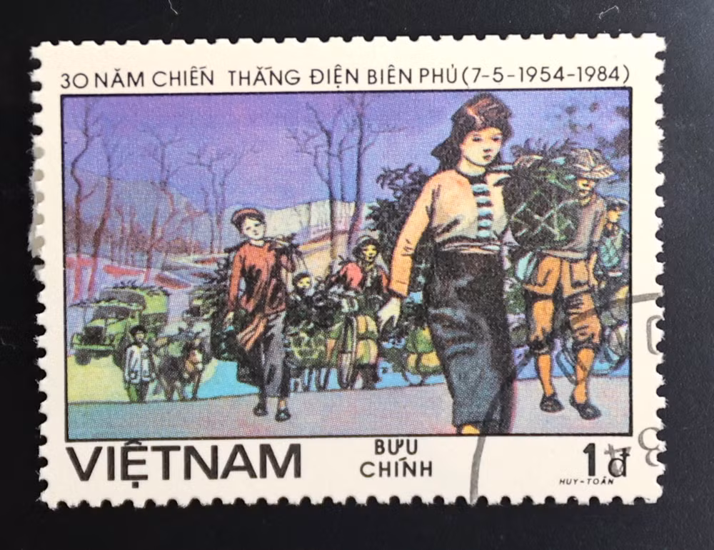 Mẫu số 1487 thể hiện vai trò của lực lượng dân công hỏa tuyến trong chiến dịch Điện Biên Phủ lịch sử. Tem nằm trong bộ sưu tập cá nhân của nhà sưu tập Lê Hùng (Hà Nội). Mẫu số 1487 thể hiện vai trò của lực lượng dân công hỏa tuyến trong chiến dịch Điện Biên Phủ lịch sử. Tem nằm trong bộ sưu tập cá nhân của nhà sưu tập Lê Hùng (Hà Nội).