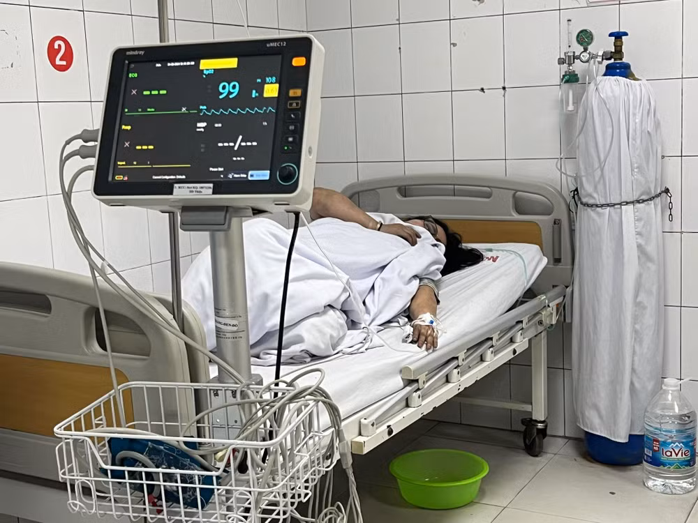 Một nạn nhân được cấp cứu tại Bệnh viện Giao thông vận tải.