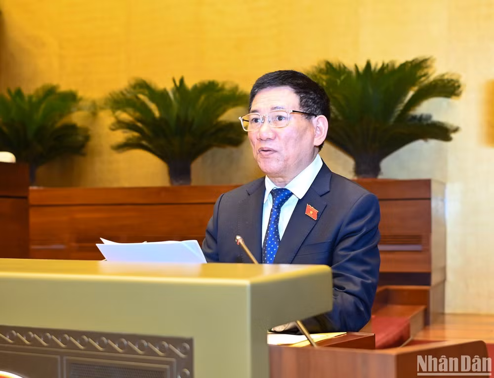 Bộ trưởng Tài chính Hồ Đức Phớc trình bày Báo cáo về công tác thực hành tiết kiệm, chống lãng phí năm 2023 tại Kỳ họp thứ 7, Quốc hội khóa XV. (ẢNH: LINH KHOA)