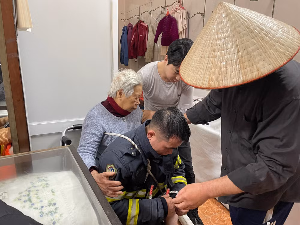 Một chiến sĩ phòng cháy, chữa cháy mệt mỏi sau khi làm nhiệm vụ.