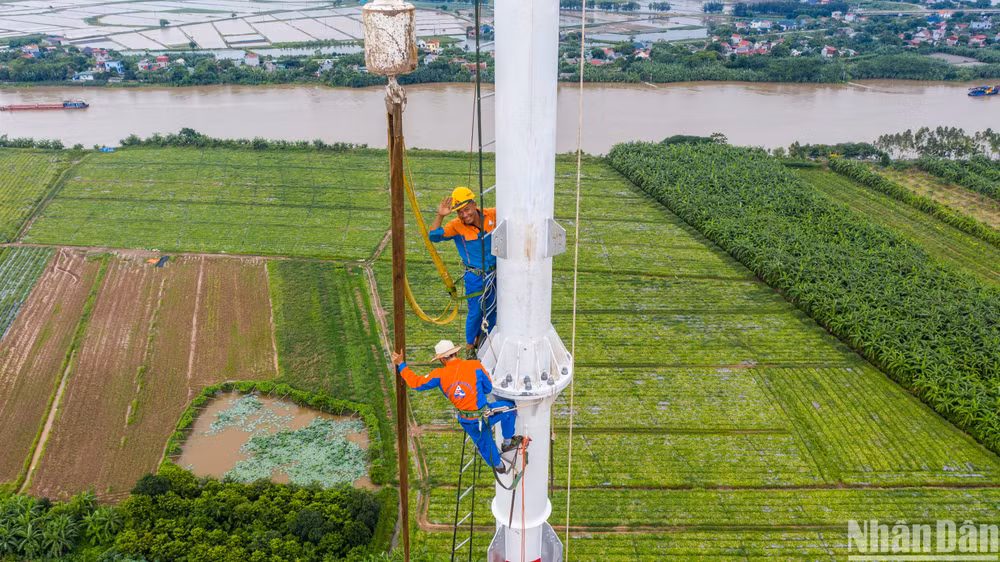 Luật Điện lực (sửa đổi) vừa được thông qua tại Kỳ họp thứ 8, Quốc hội khóa X không chỉ tạo cơ sở pháp lý quan trọng để triển khai các dự án điện mà còn gỡ điểm nghẽn về giao dịch mua bán điện. 